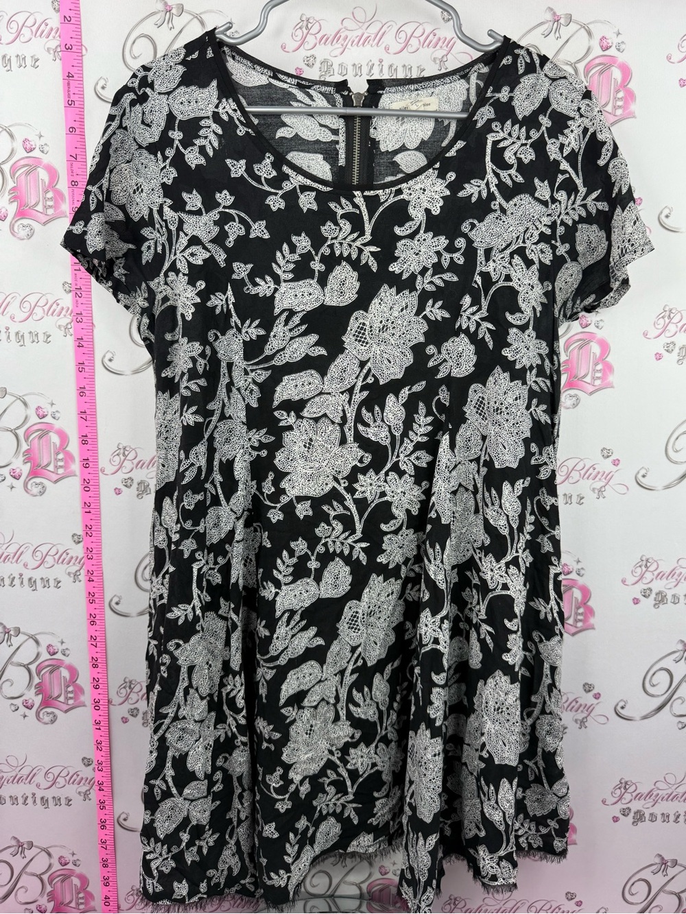 silence + noise Dress or long shirt Black Floral Lace-Pattern Tunic Top